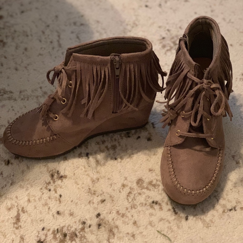 Mocassin fringe wedge bootie